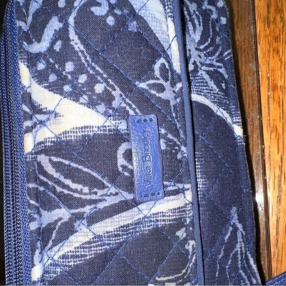 Vera Bradley quilted wristlet RFID wallet/phone - Picture 4 of 6